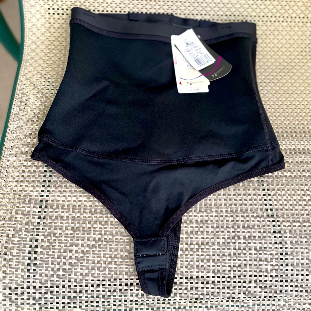 Size: M  Color: Black  Condition: Brand New Type: Shapewear